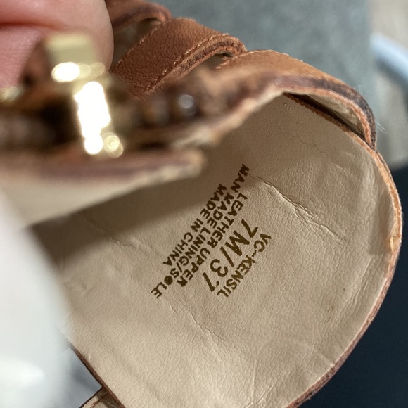 VINCE CAMUTO LEATHER SANDAL - Picture 8 of 8